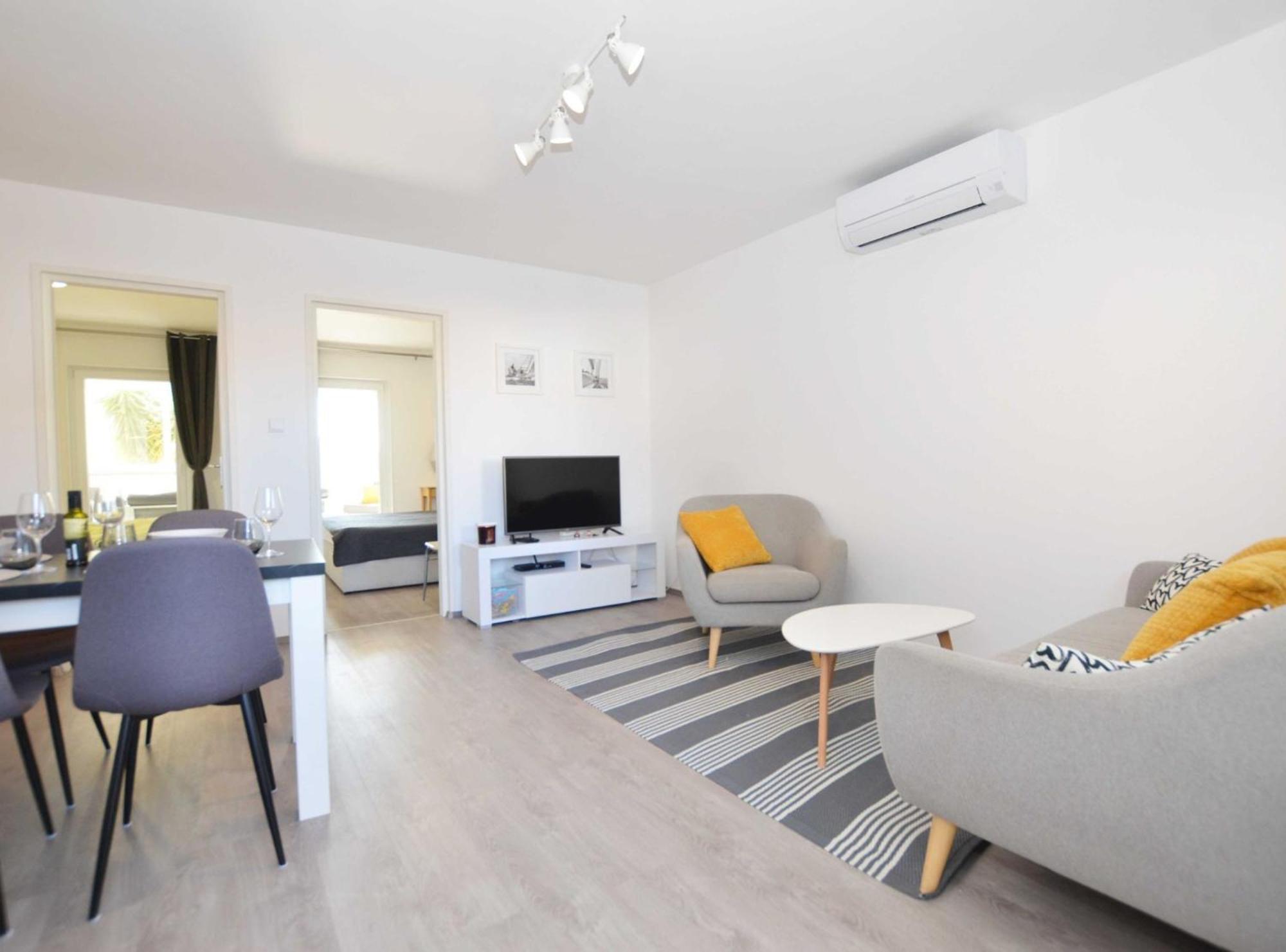 Tranquil And Bright With Loggia Appartement
